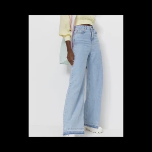 Super wide leg jeans - Supersnygga jeans från stradivarius. Aldriga använda och prislappen sitter kvar. Budgivning startar på 200kr. Jag står ej för frakten.