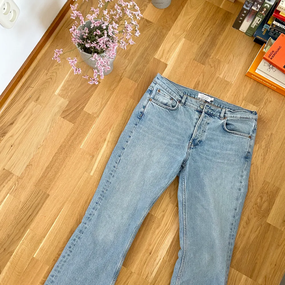 Ljus-blå bootcut jeans från & Other Stories, stl 31/30, fint skick endast använda enstaka gånger, köpta 2020. . Jeans & Byxor.