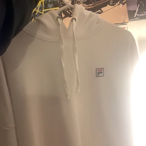 En vit fila hoodie strl S - Köpt för 699 säljer den för 250 inga hål eller liknande skador på tröjan säljer den eftersom jag ej använder helt enkelt kom privat för intresse😊