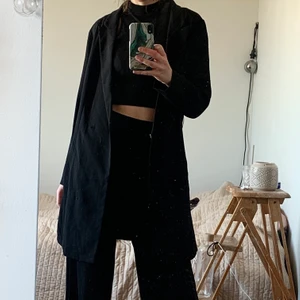 Kostymjacka - Enkel lite längre kostymjacka, perfekt till sommaren som en överplagg🤗priset inkluderar frakt!🌿