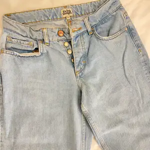 Snygga low waist jeans, med ena fickan av! Fåtal gånger använda, köpta för 1200!