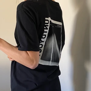 T-shirt med tryck  - Säljer denna balla t-shirt med tryck! Använd fåtal gånger. 