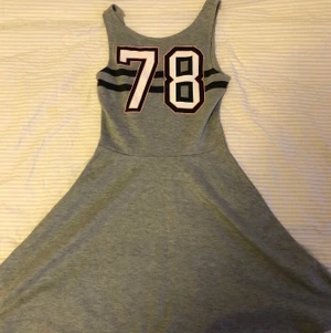 Grå skaterdress, storlek 34 - Grå skater dress med tryck från H&M. Storlek 34. Tight överdel. Använd max 3 gånger