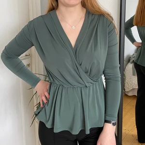 Snygg tröja  - Den perfekta tröjan för ett finare tillfälle tillsammans med ett par kostymbyxor, eller vardaglig till ett par svarta jeans. Skönt tyg och bra skick! 