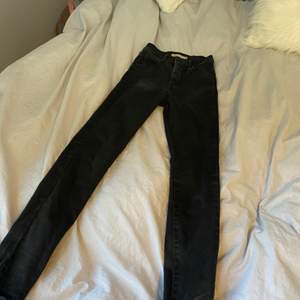 Levis jeans i modellen (mile high super skinny) strl 23. Svarta men dock lite ljusare vid dragkedjan och bakfickorna (inte så mycket som på bilderna) utöver det är dem i jätte gott skick och bra kvalite.😊