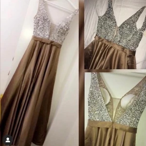 Fest/balklänning  - Jätte vacker balklänning i brun/guld färg med paljett överdel. Endast använd en gång. Pris går att diskuteras vid snabb affär.