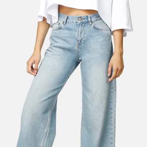 Superfina jeans i modellen ”wide leg” ifrån Junkyard. Jättebra skick. Nypris: 499