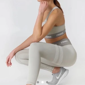 Stronger  - Säljer mitt jättefina sett från stronger i modellen tahoe. Slutsålt på hemsidan! Bra skick!✨tveka inte på att kontakta mig vid frågor💓