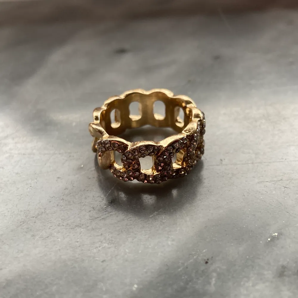Guldig ring som jag köpt här på plick men säljer vidare då den var lite för stor, den är från asos från början, köpare står för frakten. Accessoarer.
