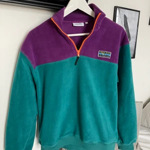 Half zip sweatshirt - En Half Zip Sweatshirt från Junkyard! Köpt för ca 1 år sedan och väldigt sparsamt använd. Köpt för 500 kr! Storlek XS men skulle säga ganska stor XS. Hör av dig för mer bilder! 