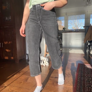 Monki 3/4 jeans W 25 - Vintage svarta jeans med vita sömmar. Skitsköna och riktigt bra kvalitet! Jag är 169 cm och byxorna är lite för små. 