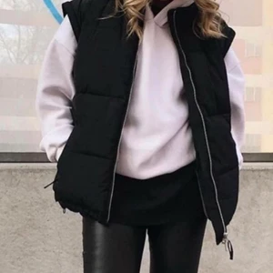 SVART JACKA/VÄST - Svart jacka man kan ta av ärmarna på, helt slutsåld från brixtol så fin!! Storlek S