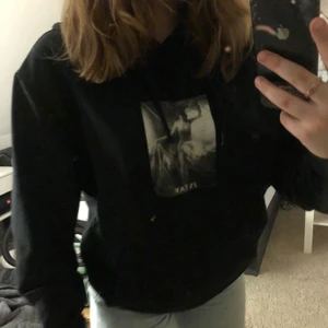 Svart hoodie från Stay - En svart hoodie med tryck från Stay i storlek M. I Bra sick🤍