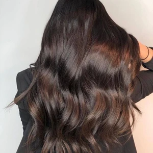 Rapunzel clip-on - Ett helt nytt äkta set löshår från Rapunzel of sweden i förpackning, i färgen #1B black brown. Setten inkluderar 5 delar och är 50 cm långt, perfekt om man vill ha fint tjockt hår! Med tanke på att håret är äkta så kan du styla det precis hur du vill med värme! Inköpspris cirka 1000 kr, mitt pris 700 kr🌸 hör gärna av er om ni har flera frågor🎈