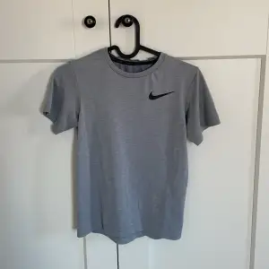 Jättefin grå träningströja från Nike som aldrig kommit till användning, jättefint skick och skönt material!❤️