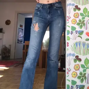 Snygga flared jeans med hål i ljus wash, superbra skick!!