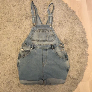 Hängselbyxor storlek S - En jättesnygg hängselbyxa i nyskick från monki. 