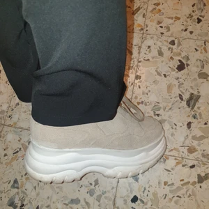 Even&odd skor strl 39  - Ett par högsulade skor från even&odd i strl 39 dom är använda ett fåtal gånger men är i ett fint skick. Säljer för att dem inte används längre. Sulan är ca 5 cm hög. Köpte dessa för ca 800-900 kr men säljer dem för 300kr. Köparen står för frakten