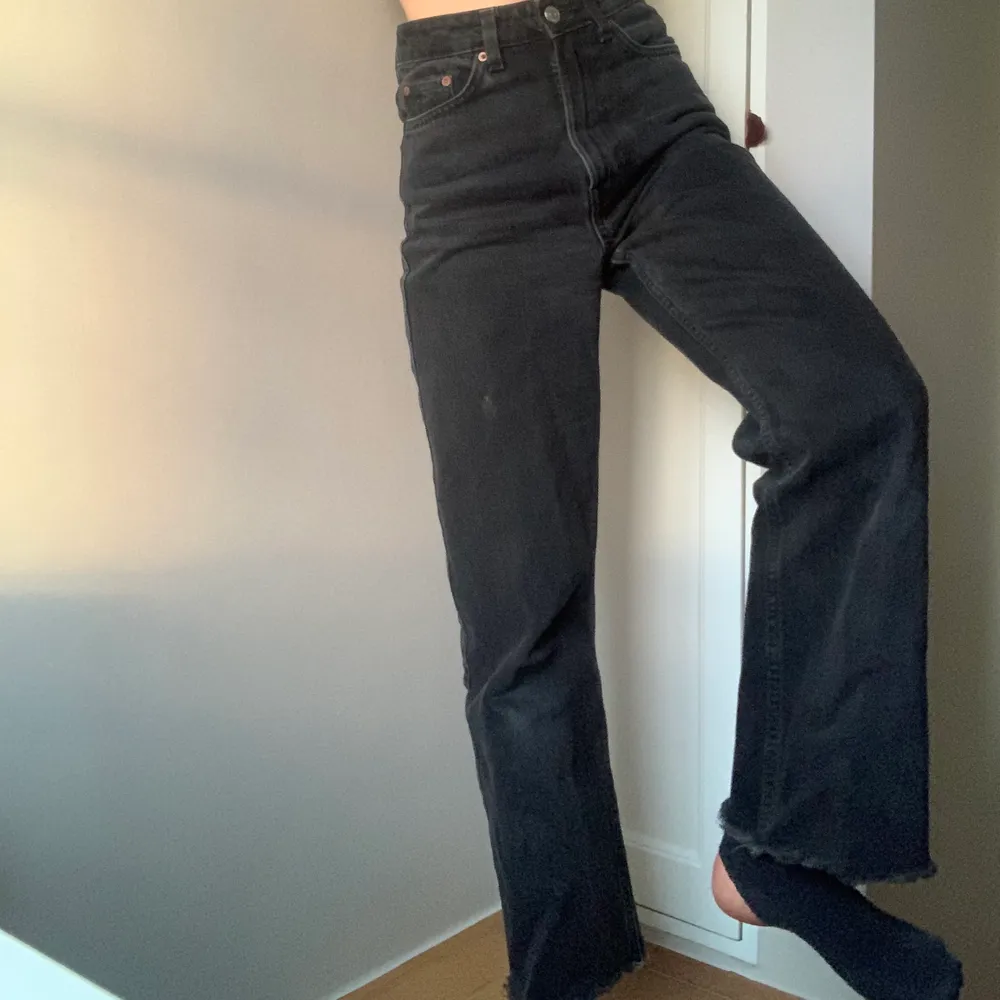 Weekday jeans i modellen Row(rowe??) De har patina, lite urtvättade men på ett snyggt sätt tkr jag! Storlek 24/32 men jag skulle säga att de snarare är en 25 och avklippta passar mig som är 1,60! . Jeans & Byxor.