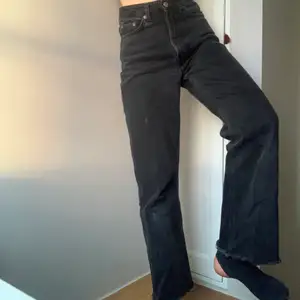 Weekday jeans i modellen Row(rowe??) De har patina, lite urtvättade men på ett snyggt sätt tkr jag! Storlek 24/32 men jag skulle säga att de snarare är en 25 och avklippta passar mig som är 1,60! 