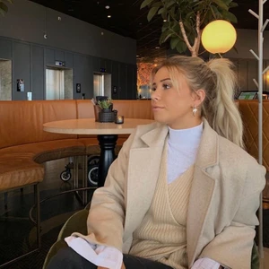 AFJ Kofta från Nakd - Kofta i fint skick, från Nakds AFJ kollektion. Koftan är one size och jag är 168. 