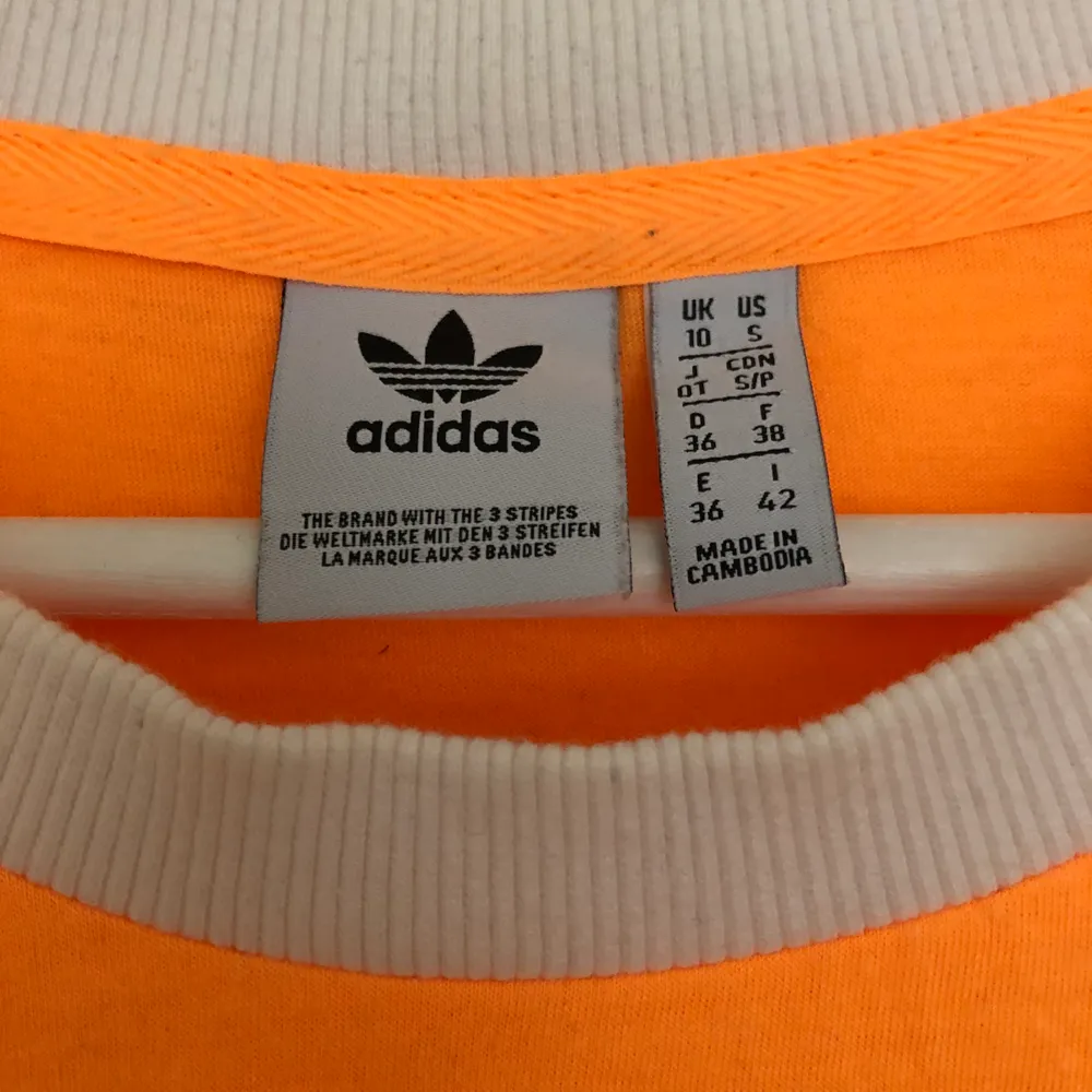Orange 00’s adidaströja med vit kant på ärmarna. Den säljs för den knappt kommer till användning, använd fåtal gånger. Köpt på en adidasbutik för 400kr. Den är i 36 och är sann i storleken. Pris är diskuterbart. T-shirts.