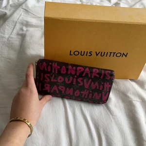 Louis Vuitton plånbok  - Så sjukt sjukt fin och unik plånbok, köpt på lv för ca 3300. Säljer pga att jag köpt en ny. Skicka 6/10 den har några slitningar men de är absolut inget man tänker på på långt håll, funkar fortfarande perfekt. Buda! 