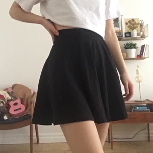 Miniskirt från H&M - Svart minikjol från H&M i storlek S. Jag har sytt in midjan i efterhand. Är i bra skick. Kan mötas upp i Hässleholm och Kristianstad annars kostar frakt 30 kr. 