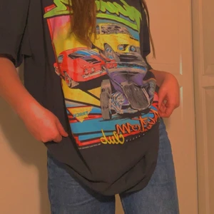 90s tröja - En fin 90s t-shirt som är i helt nytt skick har aldrig använt. Jag säljer den för att jag på nått sätt fick hem 2 haha men jag tycker den är skit snygg och passar till de mesta💕💕 (köparen står för frakten!🥰)