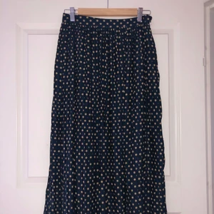 Plisserad kjol - Så somrig plisserad maxikjol från Mango i mörkblått med beiga prickar! 🌸 Endast använd ett fåtal gånger! Pris: 150 kr + frakt