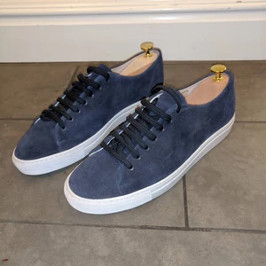 William Strouch blå mocka skor - Blå skor i mocka från William Strouch. Använda några gånger men är i bra skick. Kostade 1500, har dessvärre inte kvar lådan men det löser sig. Kan båda skicka med leverans och mötas upp i Sundsvall.