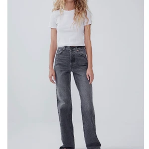 Gråa Zara jeans wide leg - Säljer mina gråa jeans från zara i modellen wide leg. Har använt de en del och slitningarna på bild tre var där från början men har nöts ner när jeansen har tvättats. Köpare står för frakt 😉💖