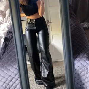 Svarta vida/raka läderbyxor - Svarta vida/raka läderbyxor från boohoo, väldigt bra material och inga fel, sitter perfekt. Köptes för 350 kr, de är slutsålda på boohoo🖤  pga oseriösa personer på budgivningen lägger ja upp igen.