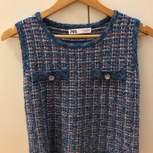 NY!!! ZARA VÄST VEST STRL M!!! BLÅ ROSA VÄST NYSKICK - Aldrig använd så i nyskick! 