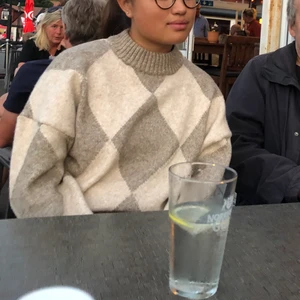 Rutig sweater - Mysig sweater i ull. Kan frakta/mötas upp. Fraktkostnad tillkommer. 