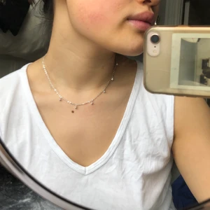 Gulligt halsband  - Ett fint halsband emd små stenar/diamanter. Kan frakta/mötas upp. Fraktkostnad tillkommer 