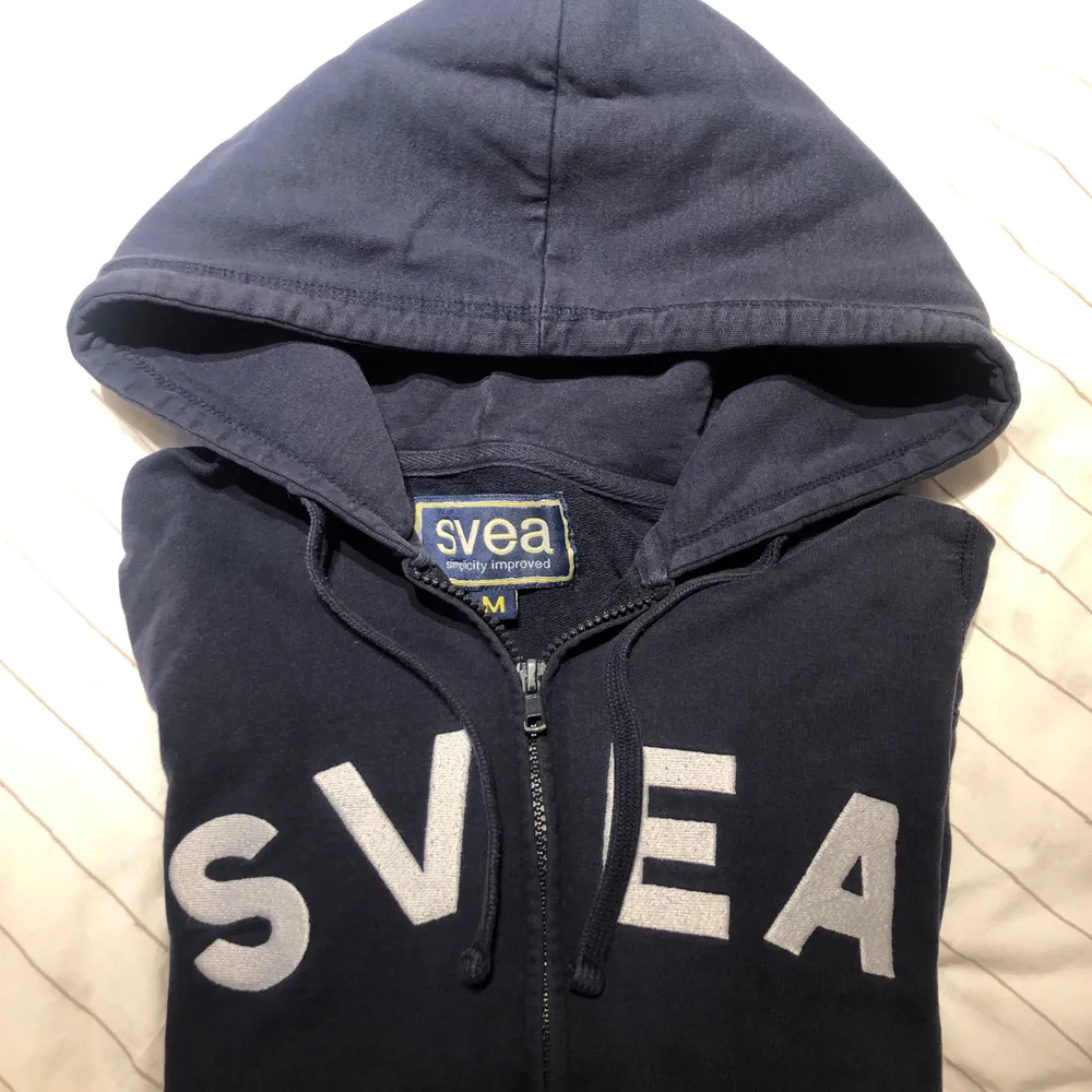 SVEA hoodie stlr: M men skulle säga att den passar mer xs/s. Den är i använd skick. . Hoodies.