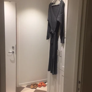 Klänning med knytband från Asos - Jättefin klänning med knytband från Asos. Strl 4 motsvarar 36:a tycker jag