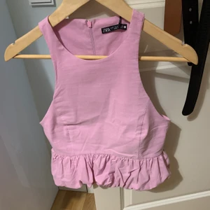 Topp nya - Mycket finn och ny topp, väldigt liten för mig, av den anledningen säljer jag den.