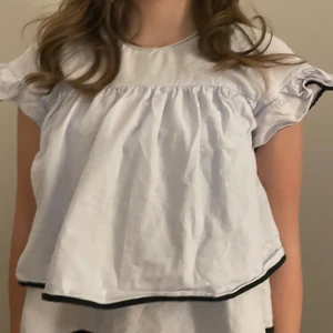 Blus - Jätte fin blus som inte kommer till användning längre, använd 2 gånger! Är en xs men passar s också