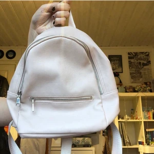 rosa miniväska  - en liten ryggsäck från H&M köpt några somrar sen men bara använd ett par gånger. ba den är justerbara och den är i väldigt bra skick