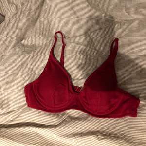 Röd bikini top, super snygg!! Men blivit för liten för mig. Passar S/M 💗 70kr + frakt 