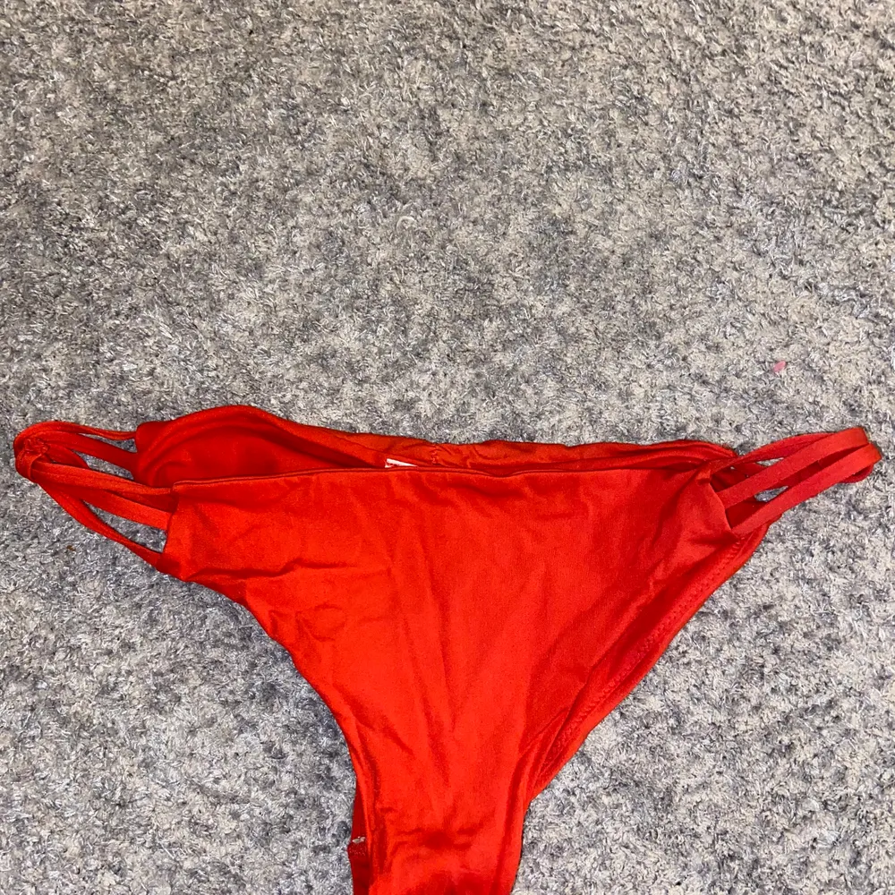 Röd bikini (syns tyvär inte riktigt att dne är röd på bilden) med detaljer på höfterna och vid rumpan, hör ihop med bikini toppen som ja lagt ut lite tidigare som om ni vill se den riktiga färgen kan ni kolla på den. Övrigt.
