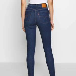 Levis jeans, mile high - Levis jeans i bra skick! Priset kan diskuteras och köparen står för frakten:) Nypris runt 1000kr.