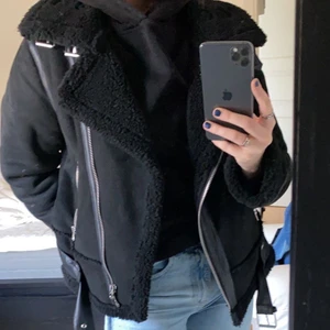 Zara jacka  - Säljer mocka jacka från Zara i strl L men den är lite i storleken så mer som en M. Använd ett fåtal gånger och är så gott som ny. Frakt tillkommer om ni vill ha den skickad 