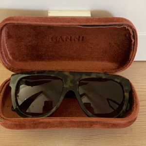 Ganni Solglasögon  - Ganni solglasögon i modellen ”ines turtoise”. Köptes för ca 3 år sedan men inte använda så mycket! Nypris 1700 kr.