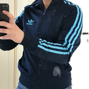 Adidaskofta  - Säljer dena as snygga kofta, jag säljer för att den inte riktigt är min stil. Den sitter som storlek s-xs