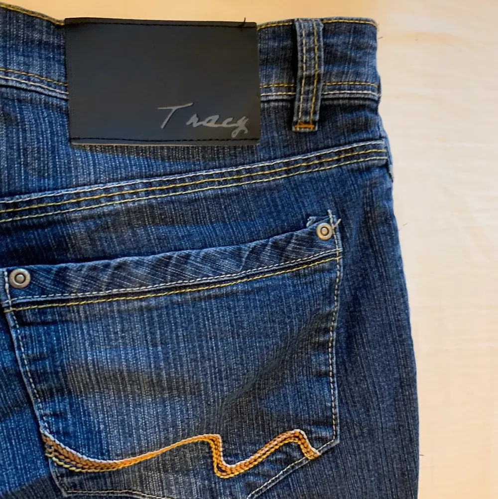 Storlek 38, aldrig använda själv och känns som helt nya. (OBS: har även andra liknande jeans som jag oxå säljer!! In och kika på min profil!!!). Jeans & Byxor.