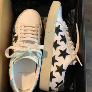 saint laurent  - saint laurent skor storlek 37. väldigt bra sick och knappt använda, endast få tal gånger. ny pris 4255. pris kan diskuteras vid snabb affär