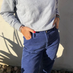 BDG Manchesterbyxor - As coola mörkblå Manchesterbyxor från BDG jeans köpta på Urban Outfitters💙 Använda ett fåtal gånger och är i nyskick!!